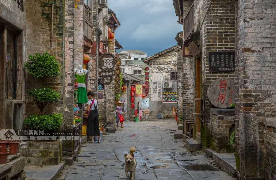 我的一个哥们他老婆长得很漂亮，有一次我去找我那哥们，那哥们不在，然后他老婆就和我说他们房里的灯漏电